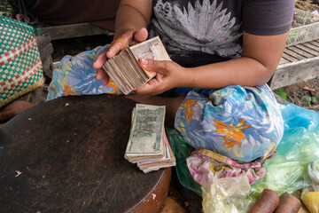 Cambogia,donna cambogiana conta i soldi in Riel
