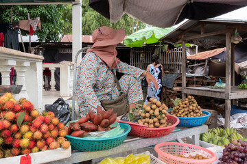 Un negozio di frutta e verdura nelle strade di  Phnom Penh
