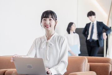 Obraz premium ラウンジで仕事をする若いビジネスウーマン