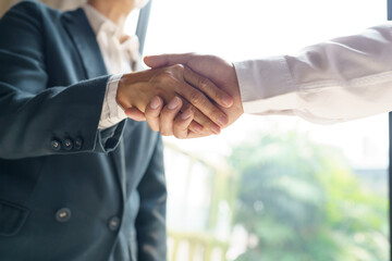 Obraz premium Businessman shaking hands successful making a deal. mans handshake. Business partnership meeting concept