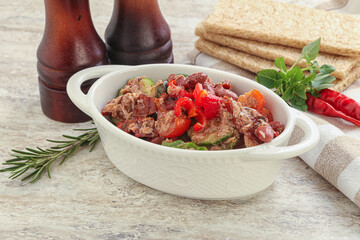 Tuna salad with bean and tomato