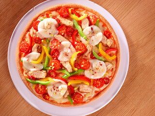 Pizza mit Gemuese und Haehnchen