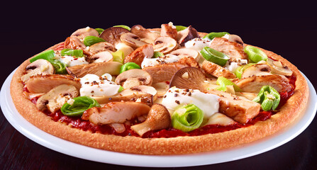 Pizza mit Pilzen Haehnchen und Mozzarella