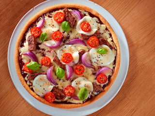 Pizza mit Rindfleisch Tomaten und Mozzarella als Topshot