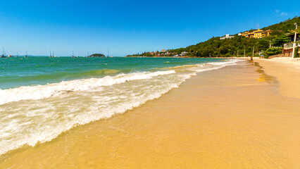 Fototapeta na wymiar areia clara no brasil, santa catarina, florianopolis, jurere nacional e internacional