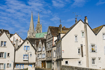 Chartres, Altstadt, Altstadthäuser, historische Häuser, Brücke, Steinbrücke, Pont Bouju, Gassen, Kathedrale, Notre-Dame, Fluss, Eure, Sommer, Frankreich