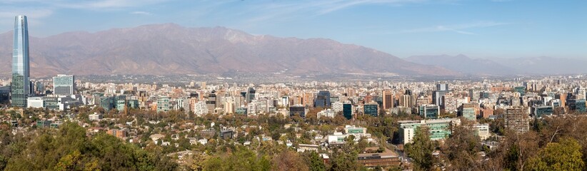 Fototapeta na wymiar Panorama Chile, Santiago paisagem urbana com seu prédios e a cordilheira dos andes