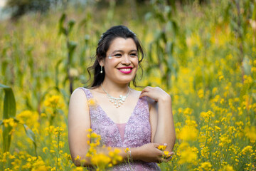 Naklejka na ściany i meble retrato de una mujer hermosa y feliz en un campo de flores, oliendo flores y disfrutando de la naturaleza,sonrisa,odontologia,