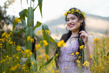 una mujer hermosa con un vestido de verano ligero y ligero está parada en un prado florido a la luz del atardecer - obrazy, fototapety, plakaty