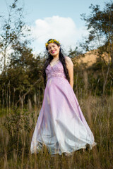 Mujer en vestido flores naturaleza paseo encanto,boda,pareja,naturaleza