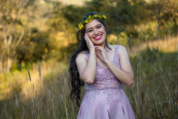 Foto de hermosa mujer feliz sonriendo  en el campo con una corona en la cabeza de flores,paz,salud,mental
