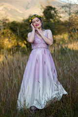 Mujer en vestido  flores naturaleza paseo encanto,boda,pareja,naturaleza