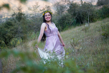 hermosa mujer camina en el campo con falda,atractiva,pareja,boda,corona,