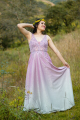 Mujer con vestido  en un campo sol naturaleza libertad,corona,boda,foto,paisajes