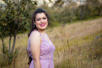 Hermosa chica sonriente con un vestido en el campo ,estilo de vida,paisajes,salud,paz mental