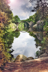 Rakotzbrücke am Rakotzsee im Kromlauer Rhododendronpark