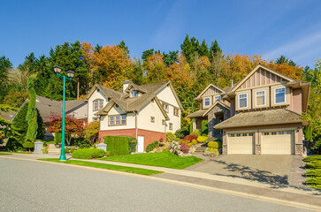 Fototapeta na wymiar Houses in suburb at Spring in the north America. Luxury houses with nice landscape.