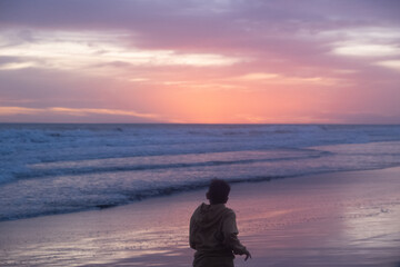 Retrato de niño corriendo en la playa