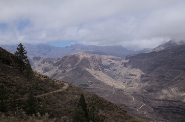 Obraz premium Gran Canaria, landscape of the southern part of the island along Barranco de Arguineguín steep and deep ravine with vertical rock walls, circular hiking route starting at a hamlet Barranquillo Andres