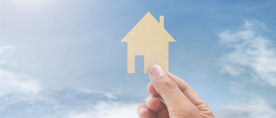 Naklejka premium Hands holding paper house, family home