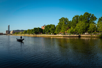 Fototapeta premium Providence River Park with a boat cruising down the water in Rhode Island