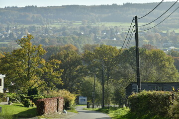 Obraz premium Dans la vallée le village de Burtonville dans un cadre champêtre sous un ciel légèrement brumeux à l'est de Vielsalm