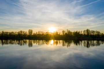 Fototapeta premium Zachód słońca nad jeziorem