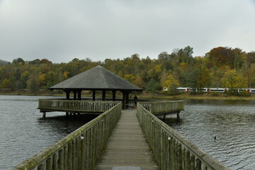 Naklejka premium Le ponton panoramique du lac des Boyards dans un paysage bucolique sous une chape de brume à Vielsalm