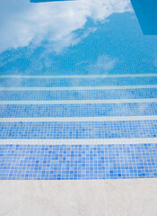Piscina azul preparada para el verano. Copy space. Fondo. Objetos de vacaciones. 
