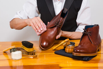 Fototapeta premium Master cleans shoes