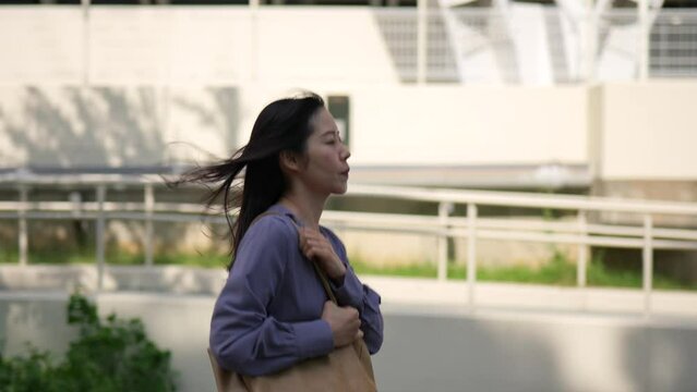 急いで走るビジネスウーマンのサイドショット