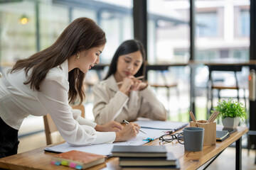 Obraz premium Business colleagues working together on a project plan in office.