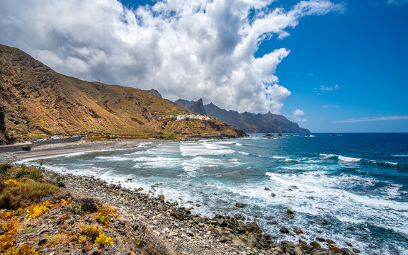 Die atemberaubende K&uuml;stenlandschaft von Almaciga & dem Anaga-Gebirge in Tenerife. Blauer Himmel, Brandung, Steine & Meer schaffen ein perfektes Landschaftsfoto