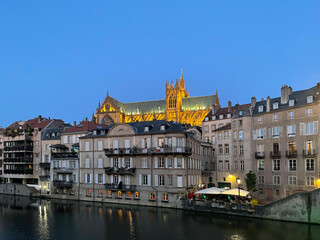 Fototapeta na wymiar Cattedrale di Metz vista dal canale