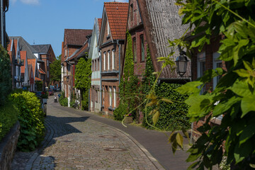 Fototapeta na wymiar Häuserreihen an der Klosterstraße in Plön im Sommer.