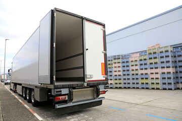 camión frigorífico termo blanco transporte alimentación pescado marisco carne 4M0A7367-as23