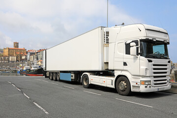 camión frigorífico termo blanco transporte alimentación pescado marisco carne 4M0A8823-as23