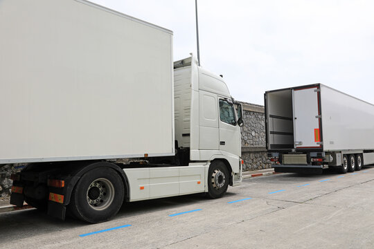 cami&oacute;n frigor&iacute;fico termo blanco transporte alimentaci&oacute;n pescado marisco carne 4M0A8814-as23