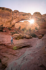 Femme devant une arche dans le arc national de Capitol Reef au états-unis