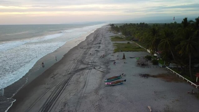 Playa se descubre desde un drone durante un atardecer en una playa de arena negra volcanica