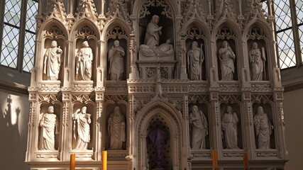 Fototapeta na wymiar Menschen - Figuren in der Kirche 