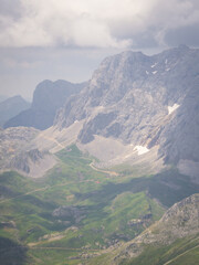Fototapeta premium View of the valley from the top of the mountains with little snow