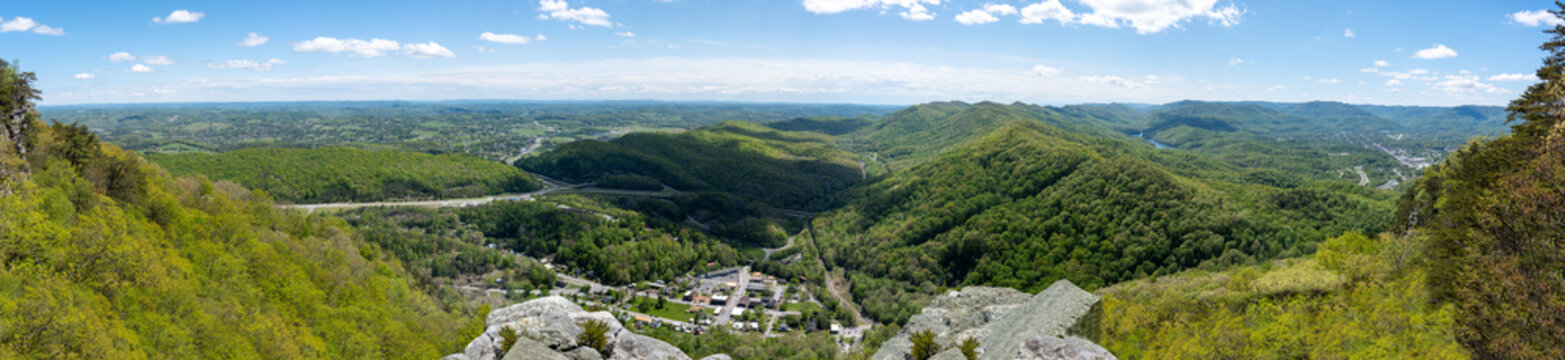 Cumberland Gap through Cumberland Mountains, within Appalachian Mountains. Tripoint of Kentucky, Virginia, and Tennessee. Cumberland Gap National Historical Park. Pinnacle Overlook at key passageway. 