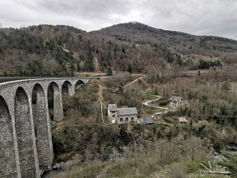 Alpes, viaduc de l'ancien chemin de fer du Valbonnais au dessus de la centrale hydro électrique (monochrome)