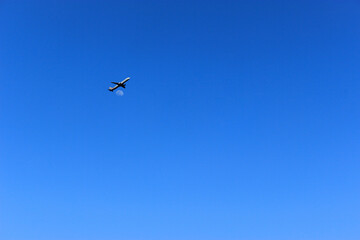 코발트블루빛 하늘을 배경으로 만났다가 헤어지는것 같은 대낮에 뜬 달과 여객기 한대