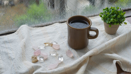 雨の日の窓辺とコーヒー