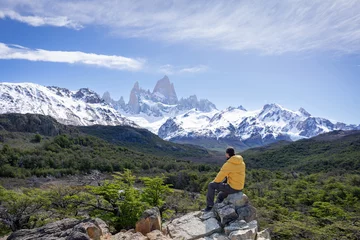 Fotobehang Cerro Chaltén man sitting contemplating fitz roy mount