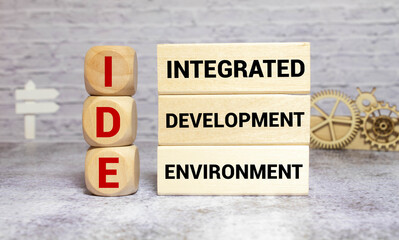 Obraz premium IDE - Integrated Development Environment - software application that provides comprehensive facilities