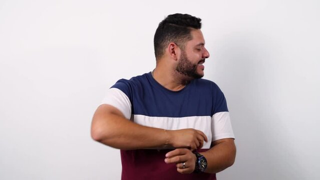 Un hombre haciendo el baile de la victoria - Emocionante baile de la victoria del hombre - 
