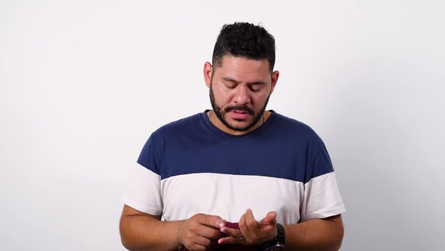 Un hombre en fondo blanco haciendo calculos, Computando, estimando, evaluando, ponderando, contabilizando, sumando, rest&aacute;ndole, multiplicando, dividiendo, resolviendo, calculando, num&eacute;rico